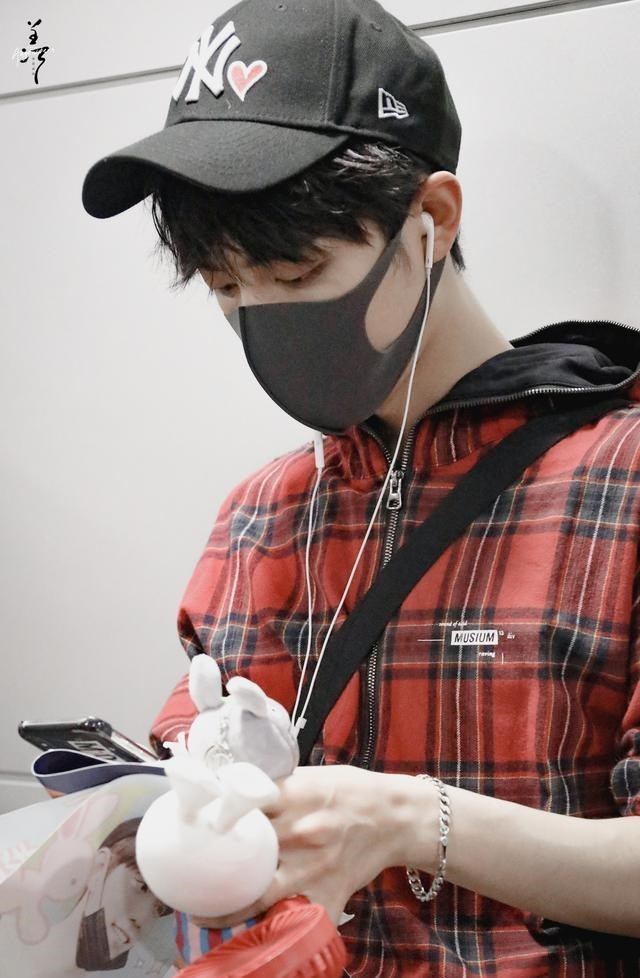 肖战|小飞侠洗广场：肖战红衣登热搜第一，时影路透洗没了