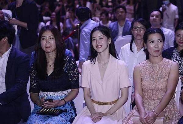 |为什么说章泽天是网红照妖镜？温婉不取悦她人！网友：读书是靠山