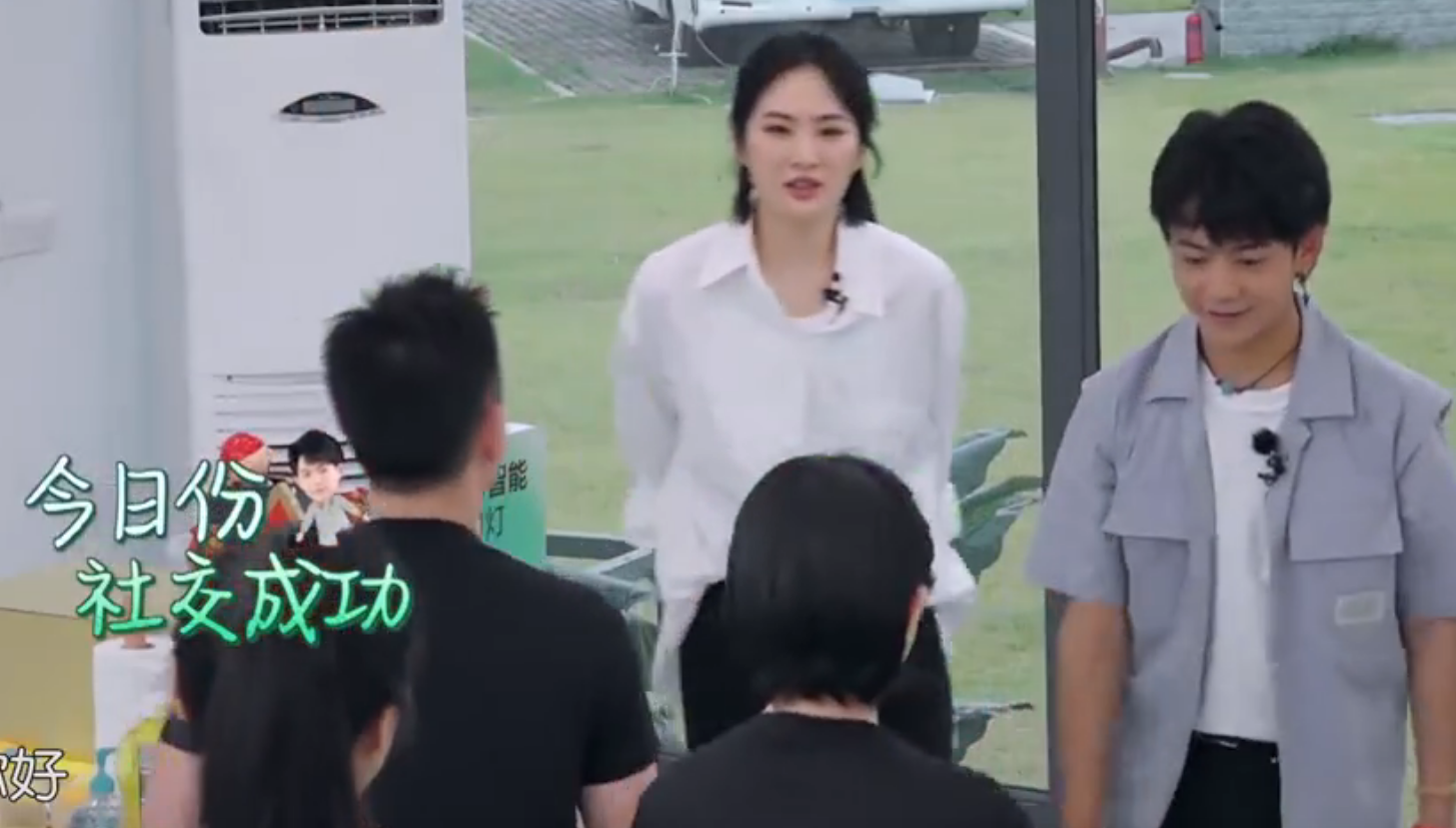 姚安娜|《中餐厅》姚安娜渐入佳境，主动与李小鹏攀谈，彰显良好家教