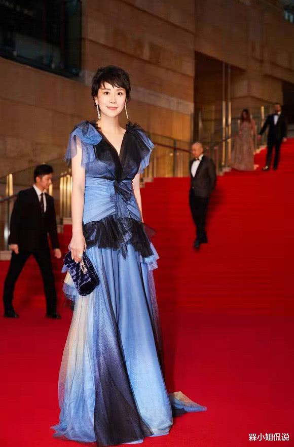 礼服|海清穿衣很放得开,深V造型真叫人惹眼,但贴头皮短发拉低了颜值