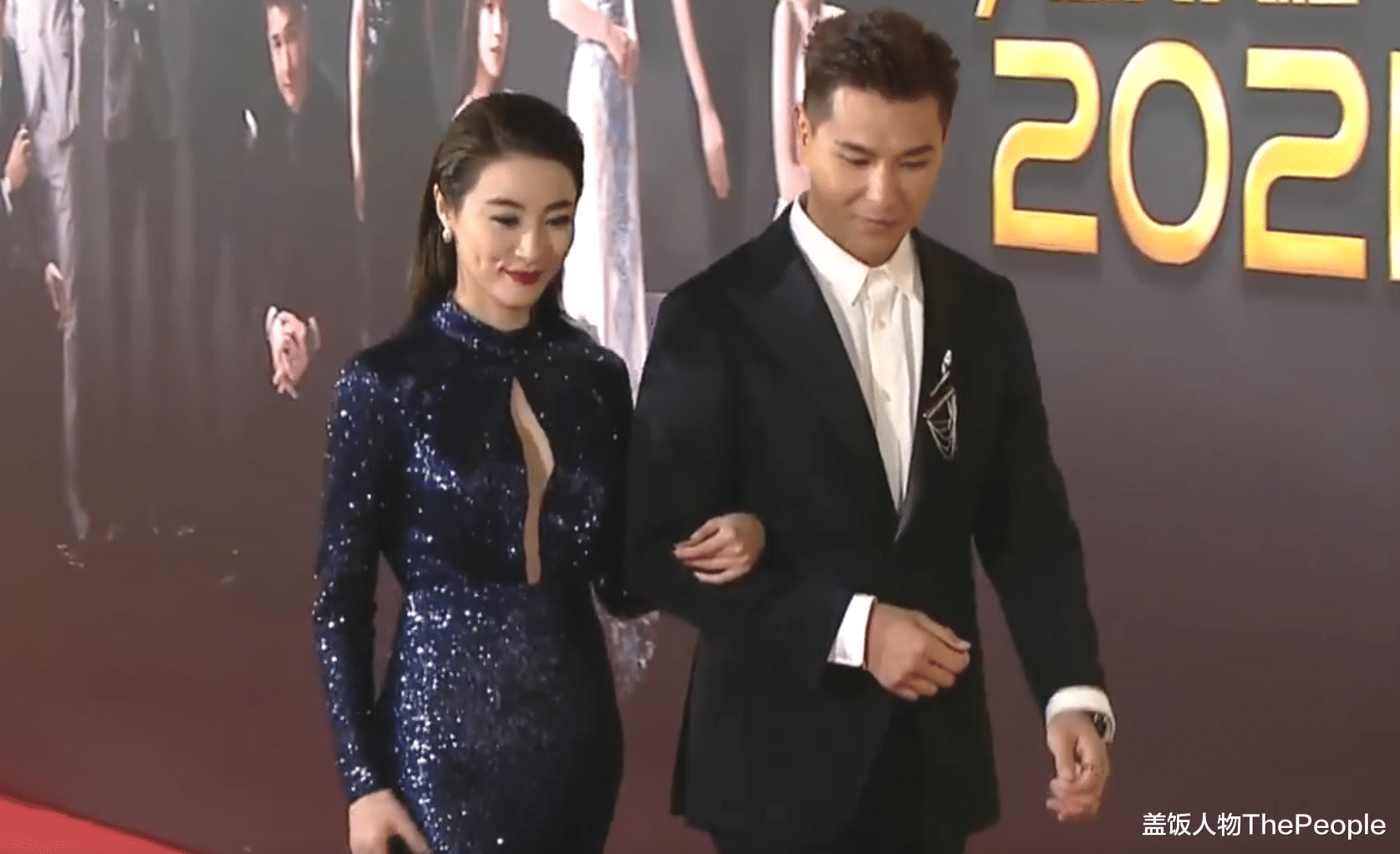 TVB|TVB红毯变影楼风？钟嘉欣混搭辣眼，滕丽名裹貂，马国明撞款服务员