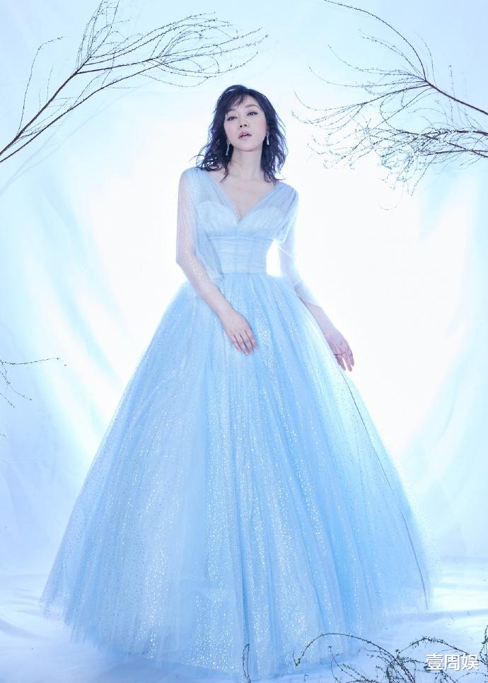 闫妮|50岁闫妮庆生，素颜出镜太真实，离婚17年，依然把前夫当成亲人！