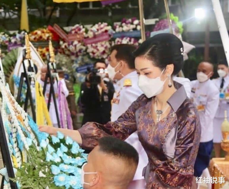 诗妮娜|诗妮娜被造型师内涵，一袭粉色礼服似小妾，在王后面前吃哑巴亏