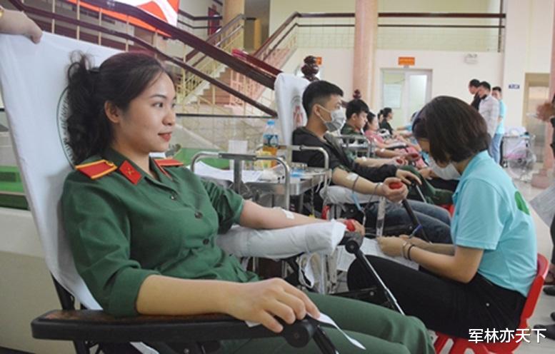 军林亦天下 老挝人民军还在用红牌肩章，女少尉献血留长发？她是越南军艺的人