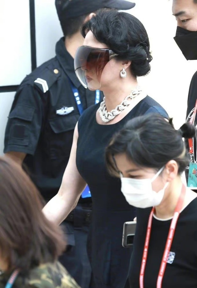 穿衣搭配|《金星秀》重磅回归!宣传照金星贵妇穿搭女人味十足,一点不见老