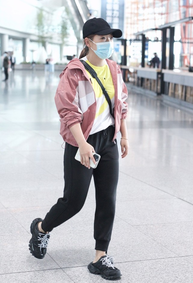 BiuFashion|樊振东和刘诗雯凯旋而归，朴素穿搭也抢眼，小熊图案展现俏皮一面