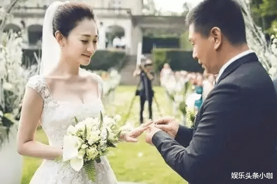 李小冉|爆了！出轨导演被锤，孩子都没保住？！