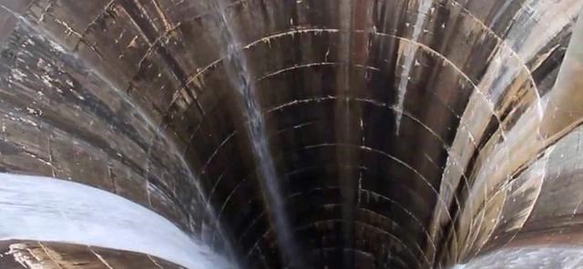 黑洞 美国水库的“黑科技”，巨型黑洞1天喝3000吨水，有啥作用？