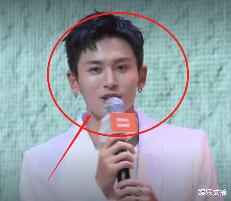 张哲瀚|张哲瀚戴耳钉直播超酷，看清无美颜下的脸蛋，终于相信他30岁了