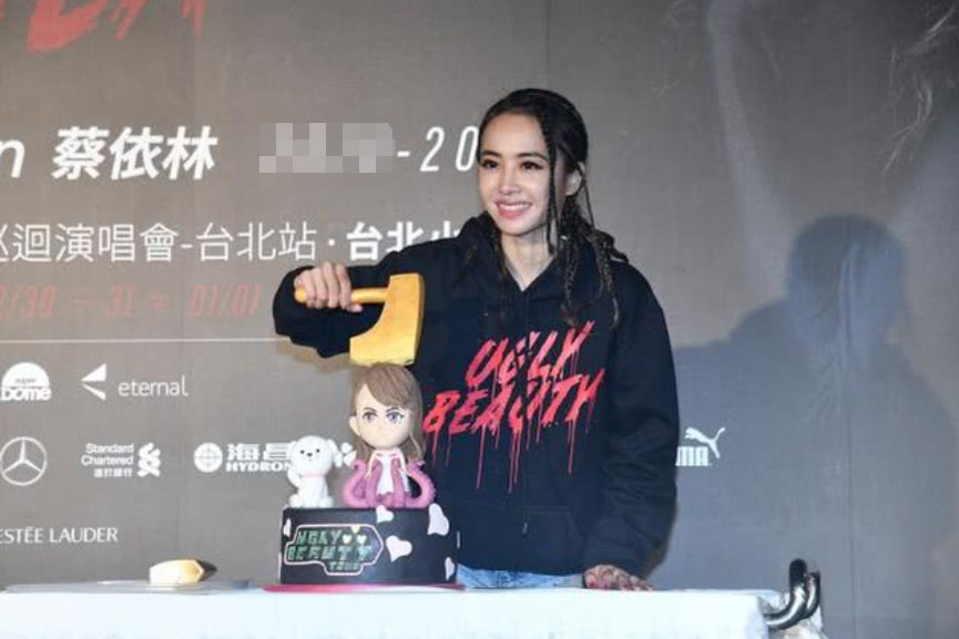 闲鱼有话说 蔡依林靴子穿到大腿了,配同色“及臀裤”,乍眼看像掉下来的裤子