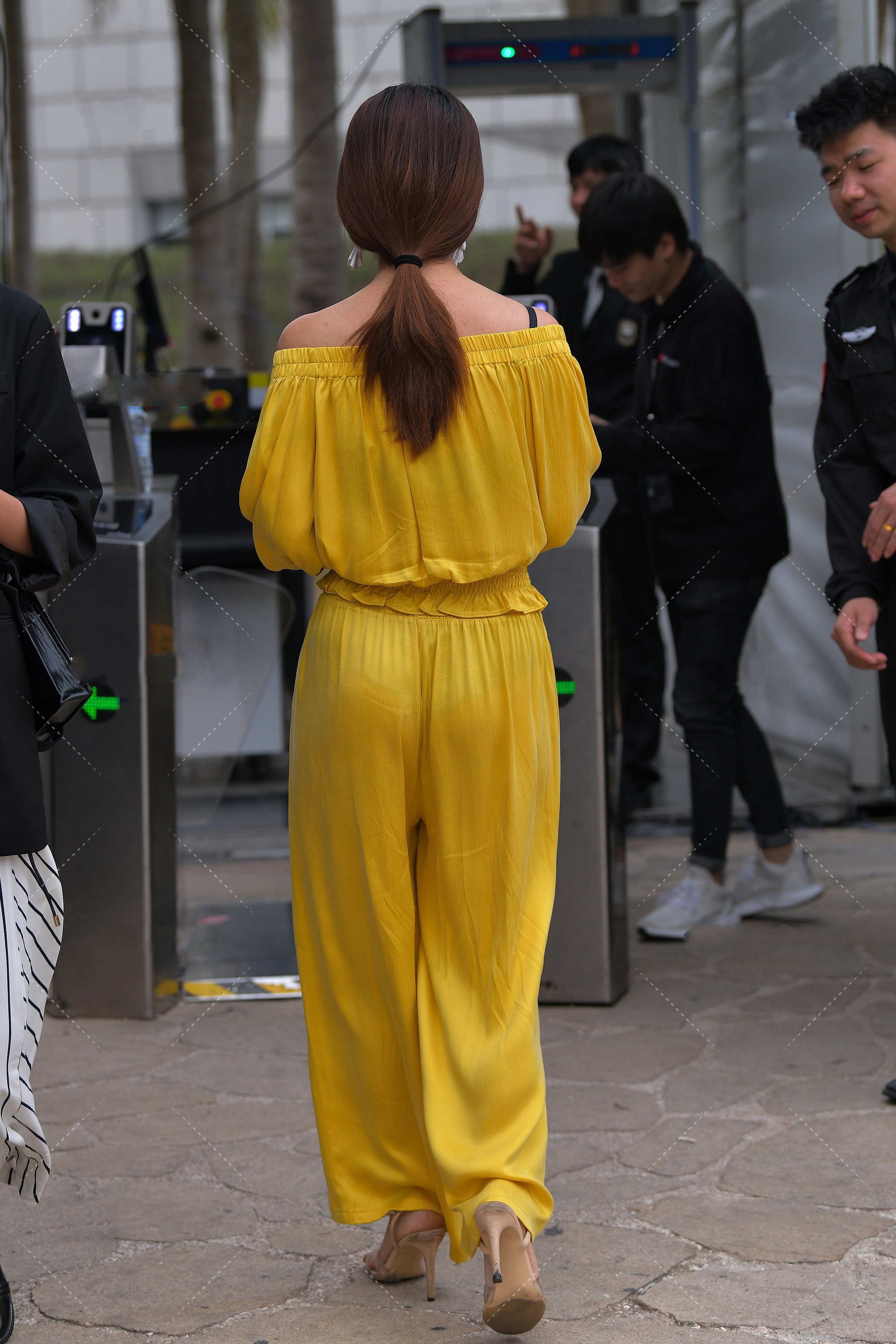 穿衣搭配|活泼的亮黄套装，青春伶俐，动感十足