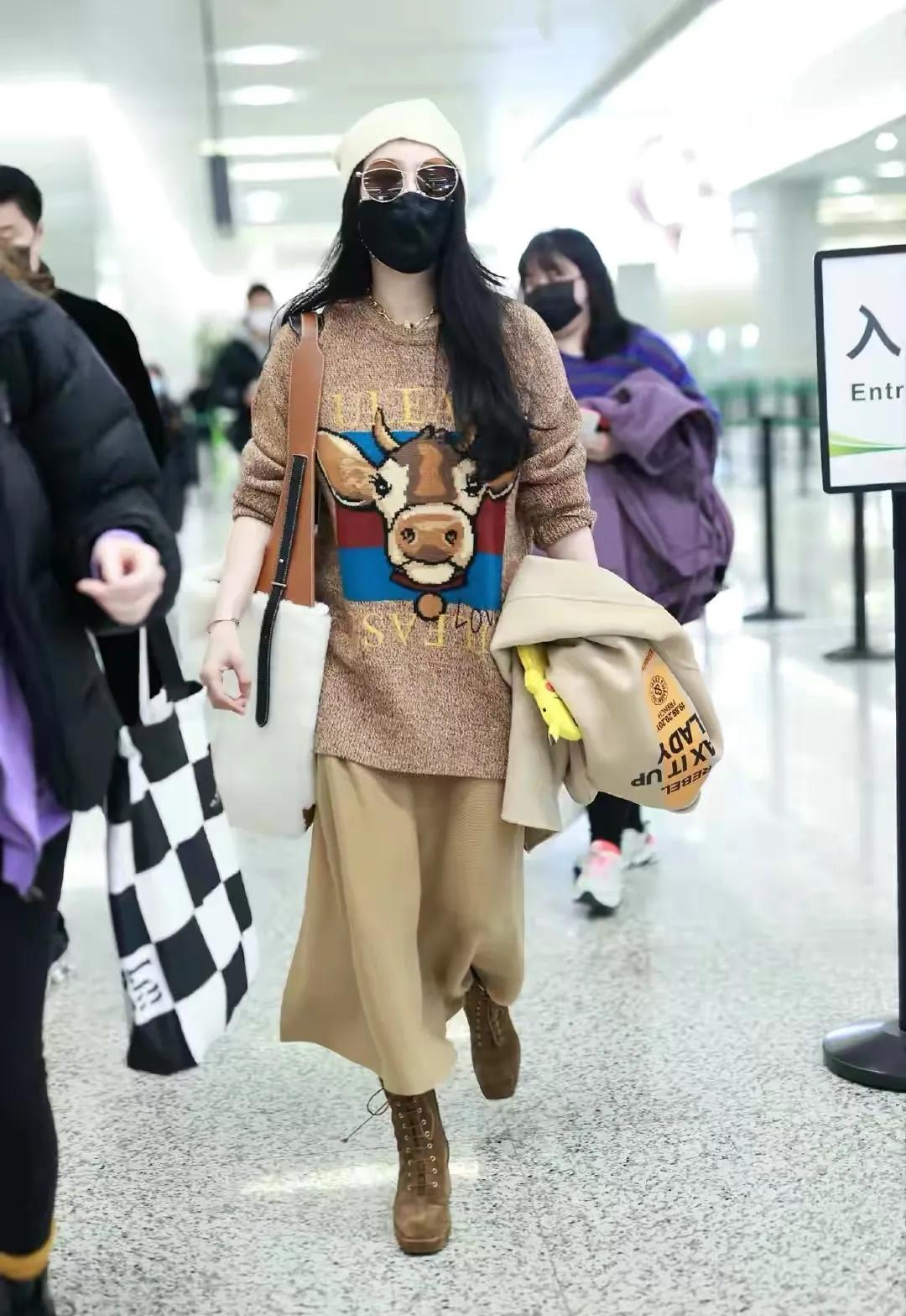 范冰冰|范冰冰终于接新代言！烫蛋卷头穿学生装嫩不起来，没有了当年霸气