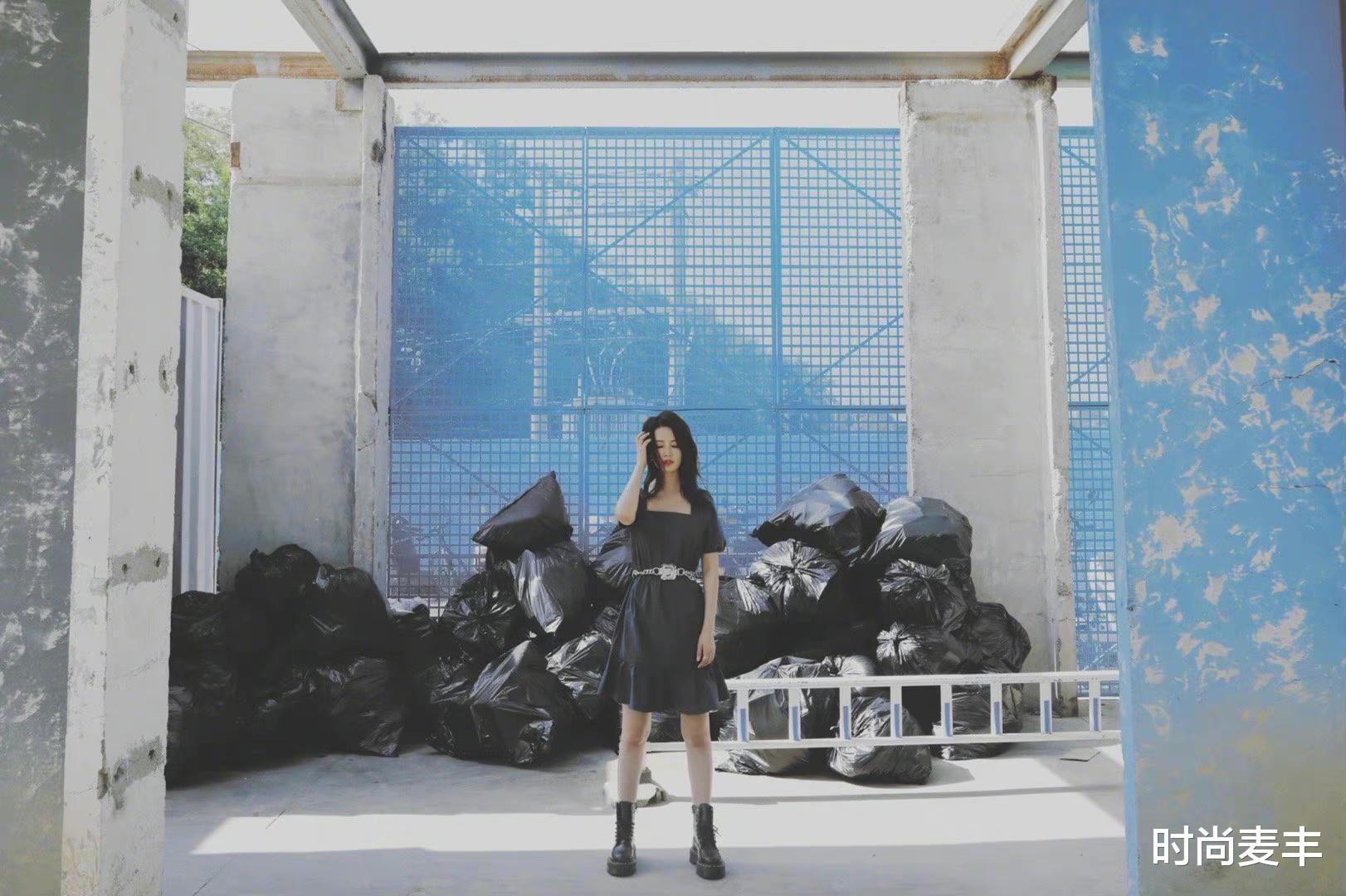 李沁垃圾堆旁拍寫真，黑色連衣裙輪廓精致，穿出女團風-圖4