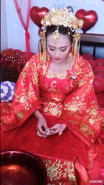 女孩|兄弟们都说红短裤的女孩最漂亮，可我还是坚定地选择了第三个妹子