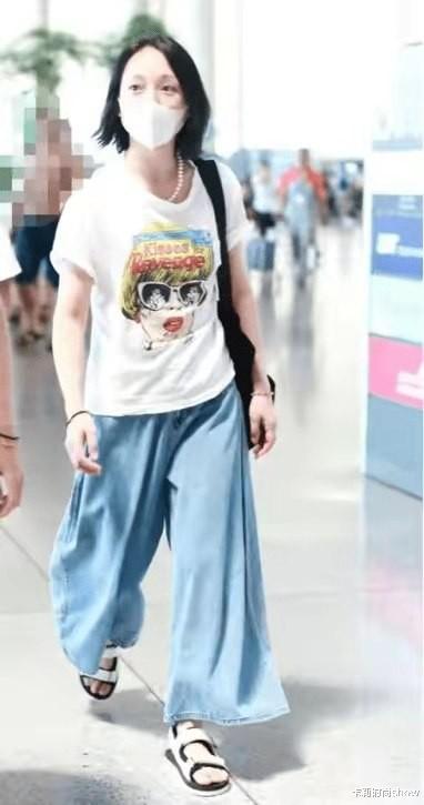 卡莉时尚show|周迅这高级感真让人服气，穿花T恤配个黑裙，46岁依然灵动优雅