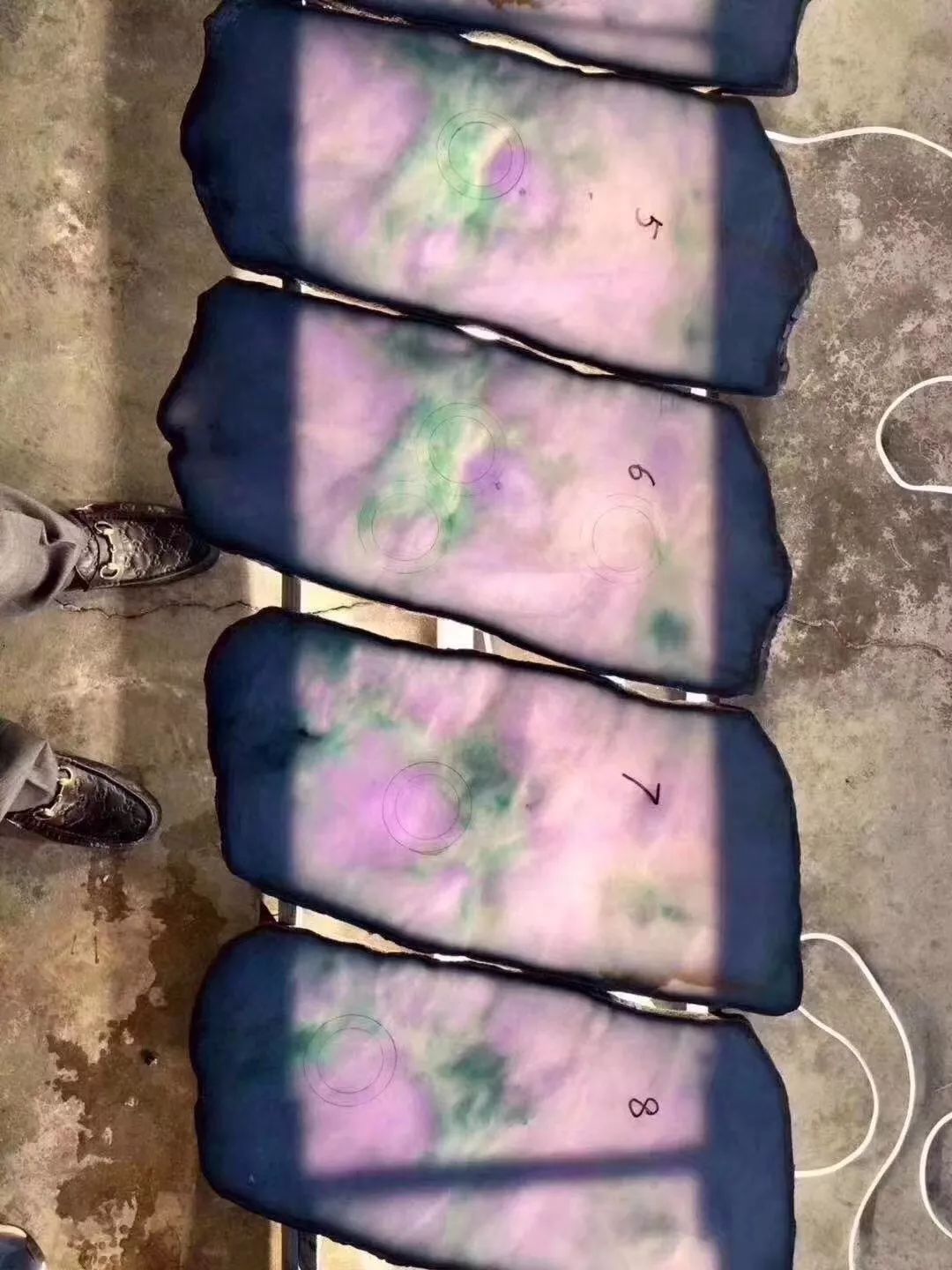 翡翠|117公斤大翡翠原石，切出28片春带彩片料，铺了一地，大涨！