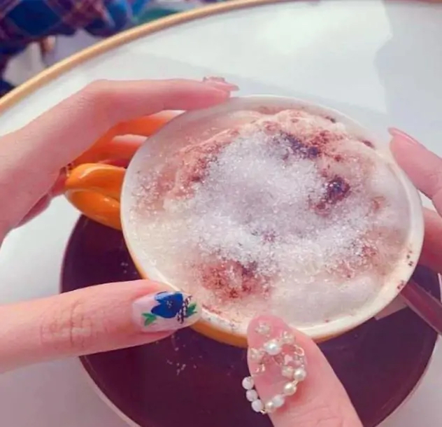 美甲|向太一家真壕，自己做“钻石美甲”，郭碧婷指甲上还镶“金链子”