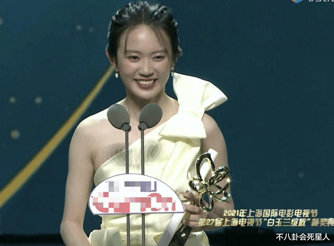 热依扎|白玉兰表情大赏：童瑶拿奖热依扎脸黑如锅底，鼓掌都带“恨”