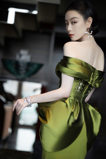 邓文迪|MG红毯好热闹！名模鼻梁挂假虫，谷爱凌大秀长腿，邓文迪金光闪闪