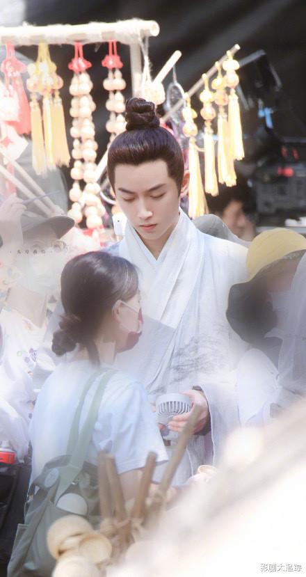 陈晓|《云襄传》路透曝光，陈晓一袭白衣尽显书生气息，毛晓彤红衣帅呆