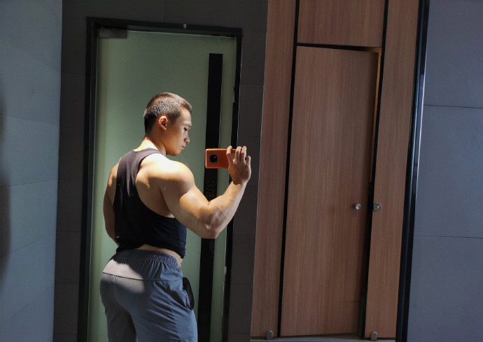 健身圈一哥|健身私教一身腱子肉,胸肌打造成巨无霸,翘臀堪比偶像苏炳添!