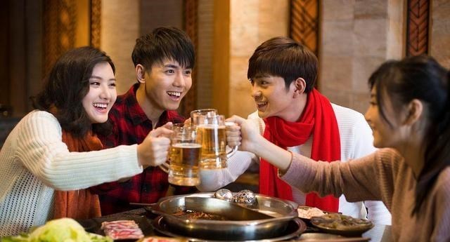 育儿心课堂|“给你自由”同学聚会，妻子坚持见初恋，回家后发现门被锁换