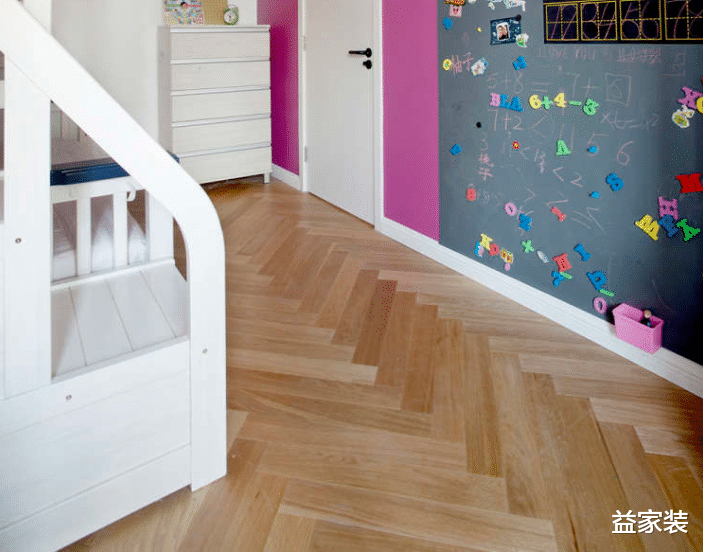 六口之家也能温馨又实用，一面电视墙，就能解决收纳问题