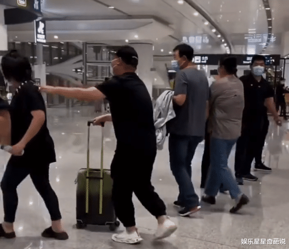 岳云鹏|小别胜新婚！岳云鹏机场接媳妇被偶遇，情不自禁索吻羞涩推开遭围观