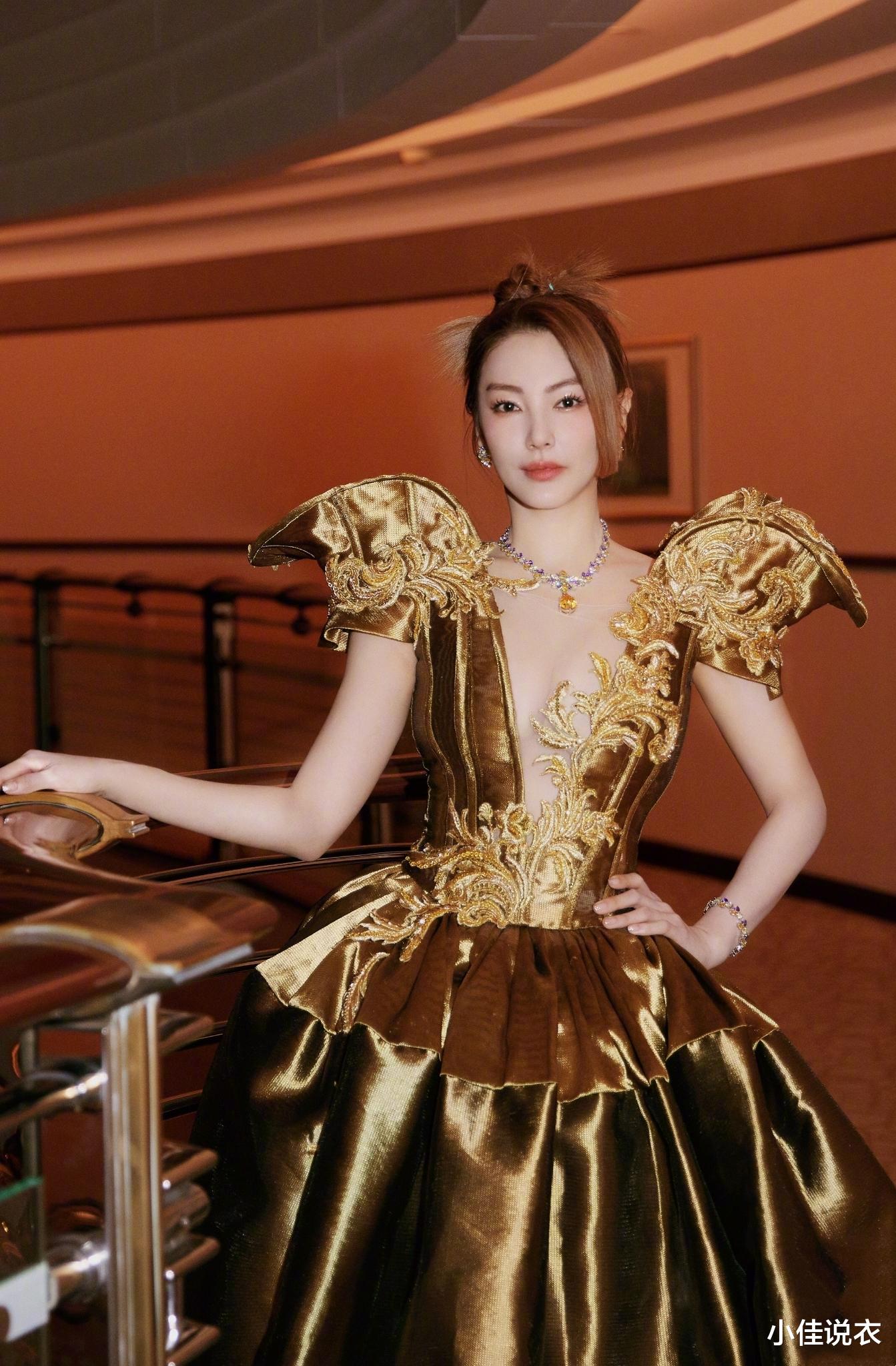 田海蓉|不愧是有“女王”气息的人，张雨绮一袭金色礼裙，都能驾驭如