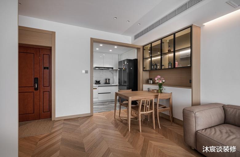 独居生活的天花板！室内井井有条，利用原木与白墙轻松装出高级感