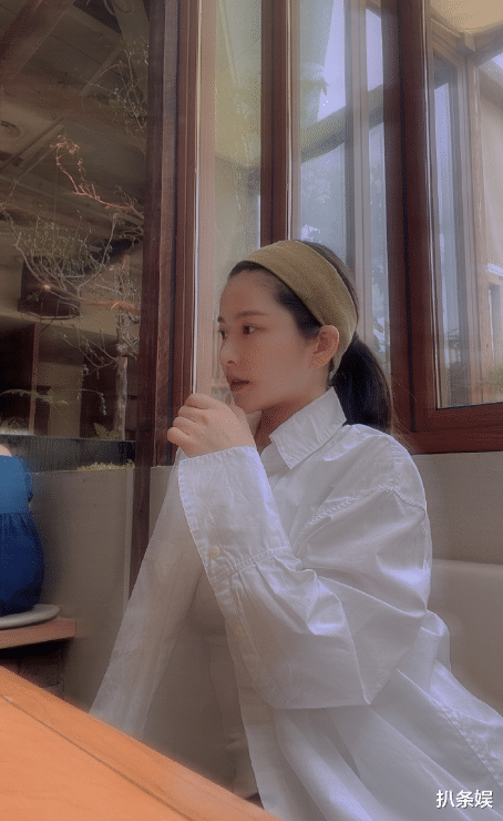 王灿|王灿晒杜淳视角美照，趁女儿睡着下楼喝茶，戴几块钱发箍超接地气