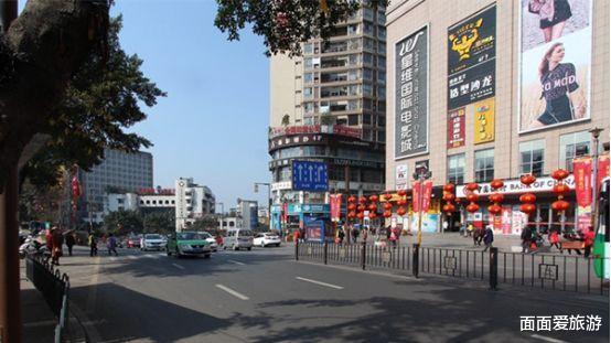 冷心为王 自贡一商场，耗资数亿定位高端，占据黄金地位，仍摆脱不了停业