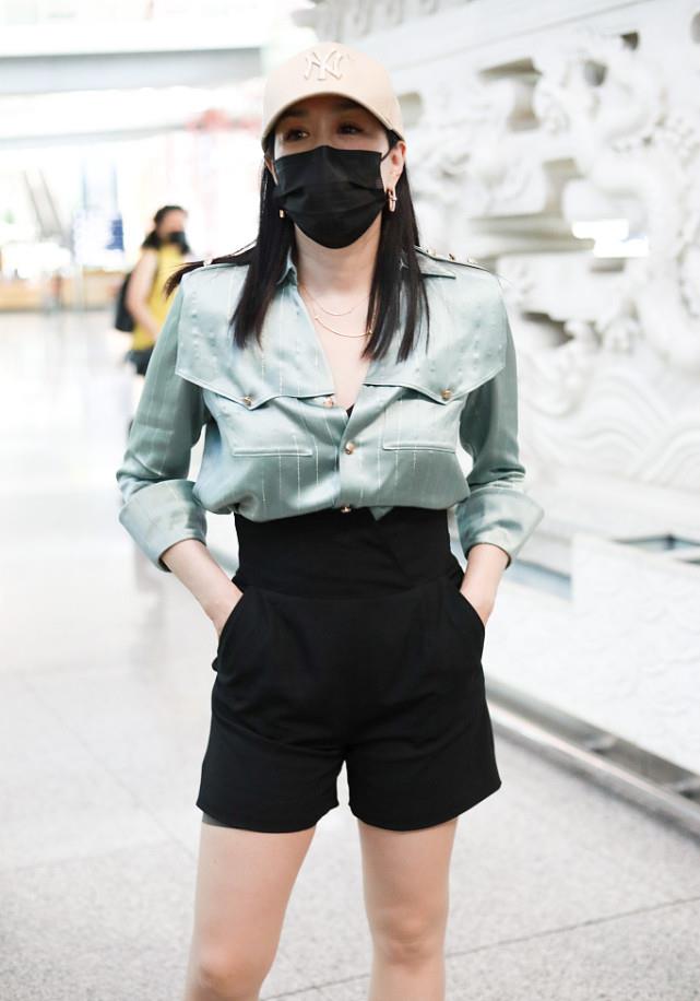 可馨育娃|钟丽缇的身材跟小姑娘没区别,穿高腰短裤看不出赘肉,反而更显嫩