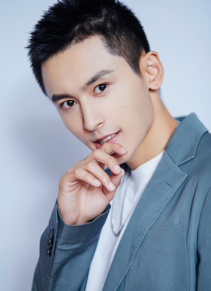 龚俊|龚俊：哇，我变性后好漂亮，千玺：我也好漂亮，王源：我好羞涩