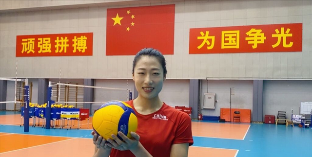 胡小小乖|最新曝光！中国女排郎平发型少女感十足，带领朱婷等弟子按金手印
