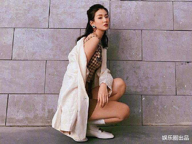 乔欣|乔欣挑战“Z字蹲”，腿型太美引起热议，网友：“修图了吧”