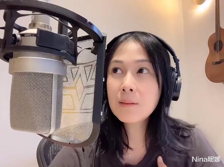 Nina昵娜|刘若英高调为河南加油打call，穿黑色T恤唱歌助威，素颜婴儿肌零瑕疵没毛孔