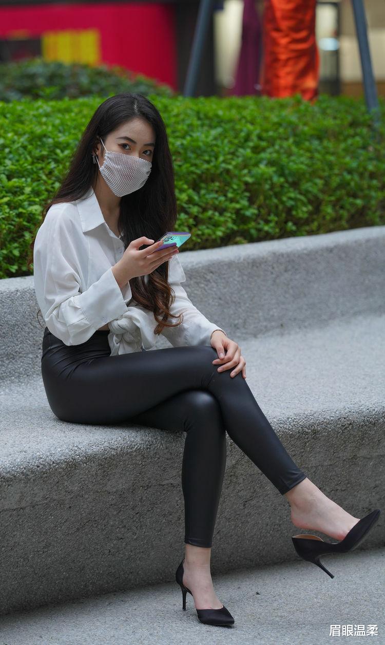 眉眼温柔 秋天已经开始来临了，用衬衫搭配皮裤，轻易穿出摩登时尚感