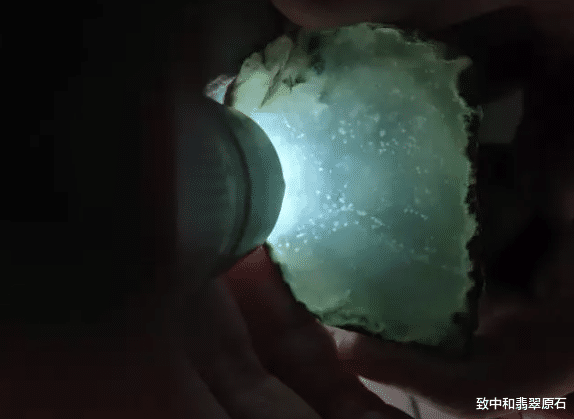 翡翠|美女花5000买下莫西沙翡翠原石，一刀切开后笑得合不拢嘴