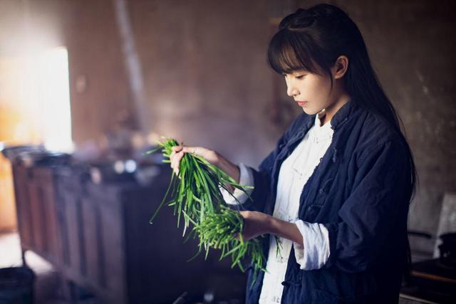 李子柒|曝李子柒停更原因，目前已卖掉了房子，助理否认团队被“一锅端”