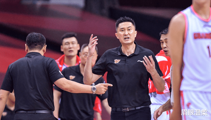 眉眼温柔 杜锋大发雷霆,当众发飙怒斥驱逐爱徒离场,朱芳雨有些尴尬