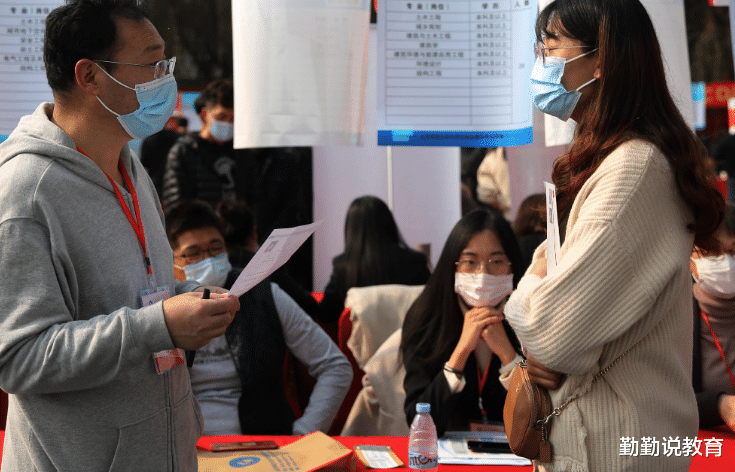 穿衣搭配|大学毕业后参加校招还是自己找工作？985学长直言：要理智思考