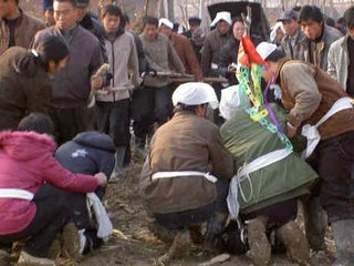 金凤说趣闻|老太去世送葬时,棺椁传出响声,道士说了5个字,儿子瘫地上