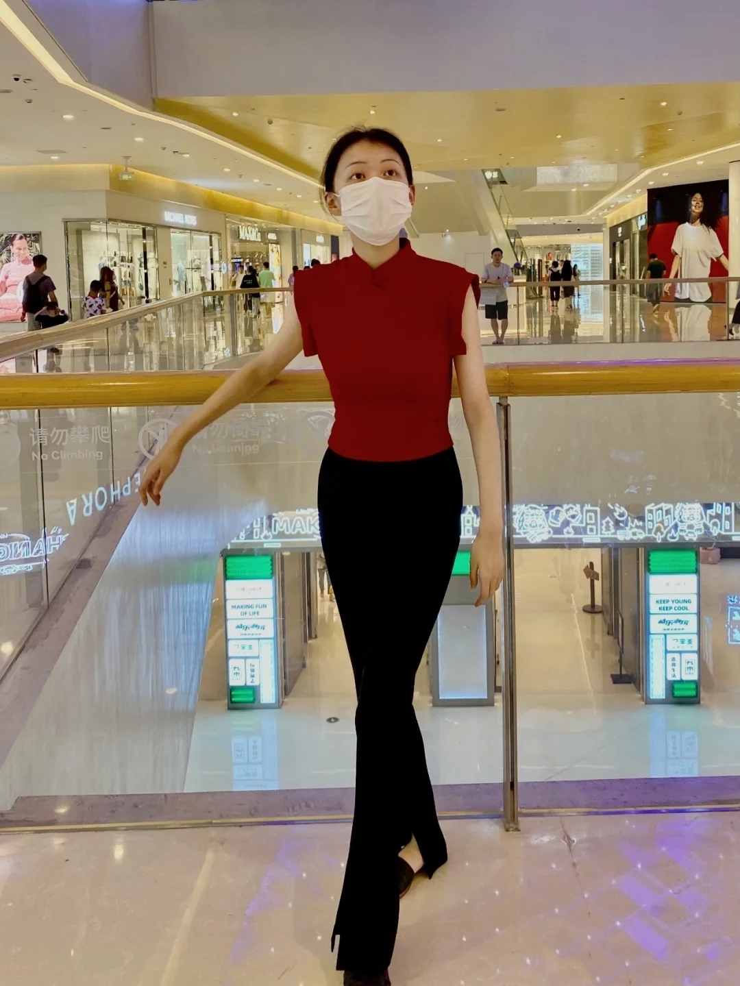 27君|红色紧身坎肩配上开叉喇叭裤，修长苗条，美到极致！