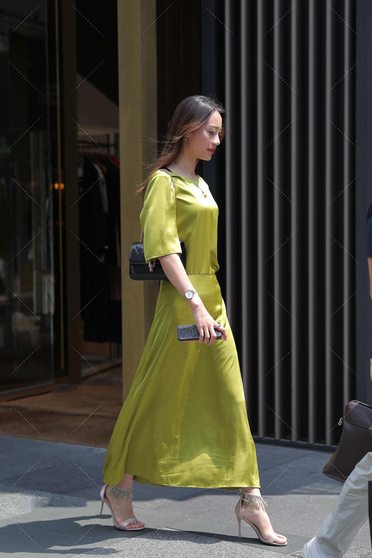 长裙|靓丽的果绿色长裙,清新自然,好看时髦