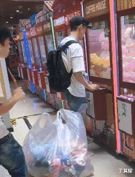 丁其琛|妹子以后别穿这么透的裙子坐公交车了,大爷看得高血压都要犯了