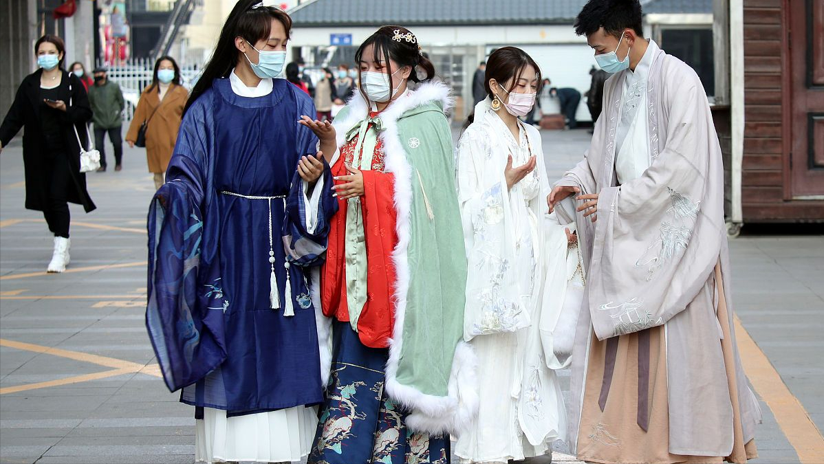 商業(yè)匯評 一年狂賣45億！漢服產(chǎn)業(yè)的“隱秘角落”，收割了多少女孩的智商稅