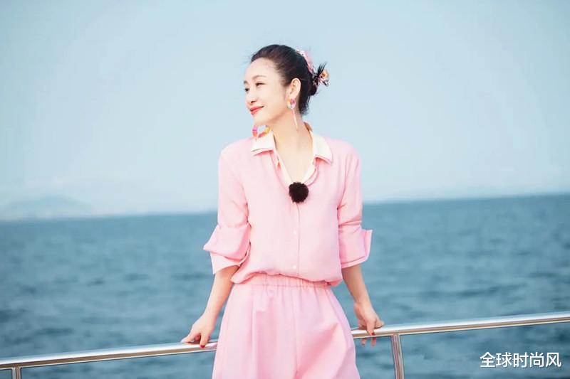秦海璐搭配“大反轉”，海邊穿粉色套裝好自然，42歲打扮得像24-圖2