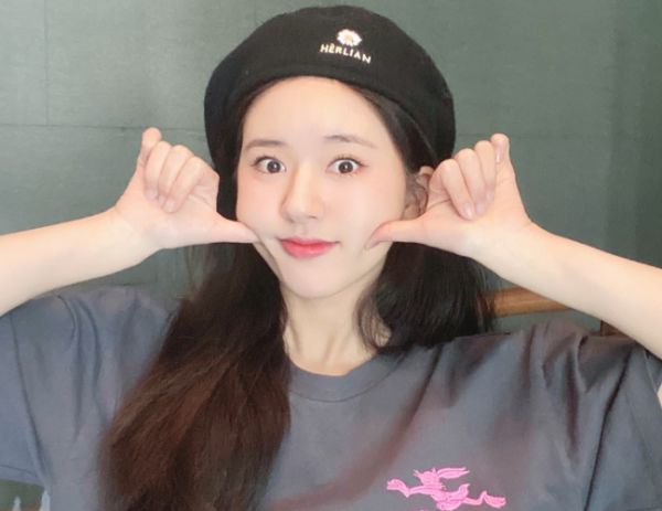 赵露思|赵露思起床照曝光，素颜出镜暴露真实颜值，圆脸蛋显胖