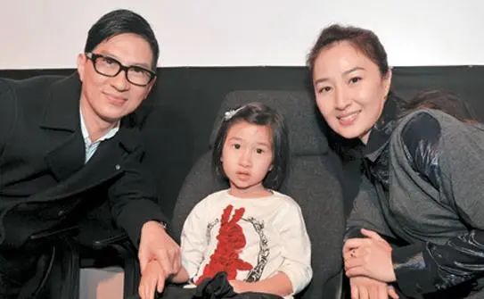 潘虹|张家辉一家三口外出，57岁关咏荷保养得宜，15岁女儿又是大长腿